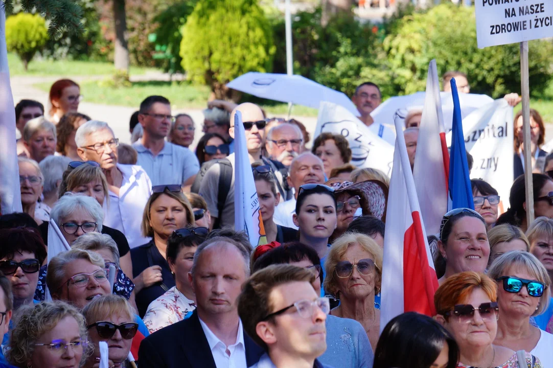 Protest w obronie szpitala w Lesku. Mieszkańcy obawiają się likwidacji "porodówki" i innych oddziałów [ZDJĘCIA, WIDEO] - Zdjęcie główne