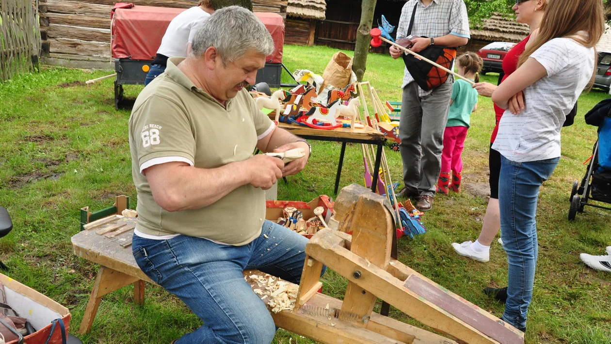 Prezentacje twórczości ludowej w skansenie w Kolbuszowej na zdjęciach z 2013 roku