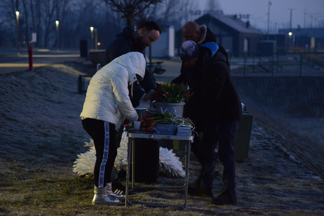 Marcowe "Jezioro Aniołów" w Tarnobrzegu. Piękny wschód słońca, morsowanie i kwiaty dla pań