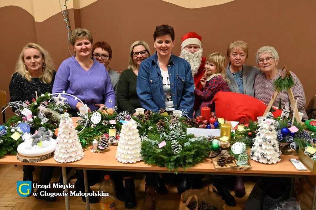 Kiermasz bożonarodzeniowy w Głogowie Małopolskim. Rękodzieło, Święty Mikołaj i występy artystyczne [ZDJĘCIA] - Zdjęcie główne