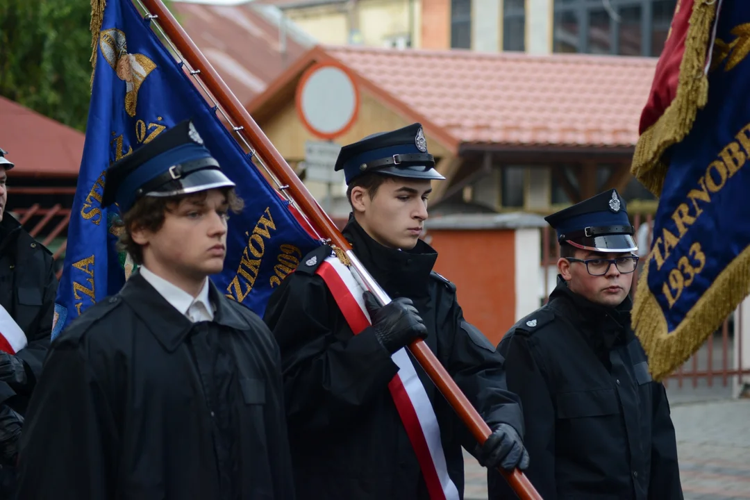 Narodowe Święto Niepodległości w Tarnobrzegu. Uroczystości przy pomniku Marszałka Józefa Piłsudskiego. - 104 lata temu narodziła się nowoczesna Polska - mówi prezydent miasta Dariusz Bożek [ZDJĘCIA - CZĘŚĆ 1]