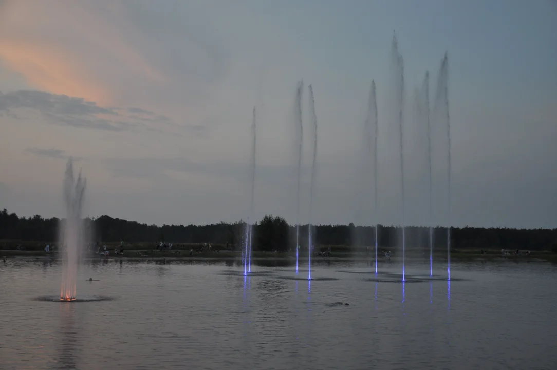 Pokazy fontann na Stawach Cyranowskich w 2019 roku