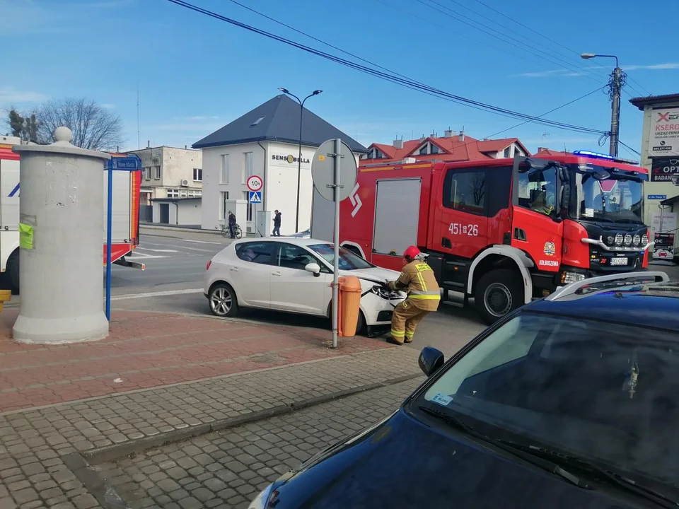 Kolizja na ul. Obrońców Pokoju w Kolbuszowej. W jednym z samochodów podróżowało troje dzieci [ZDJĘCIA MAPA] - Zdjęcie główne