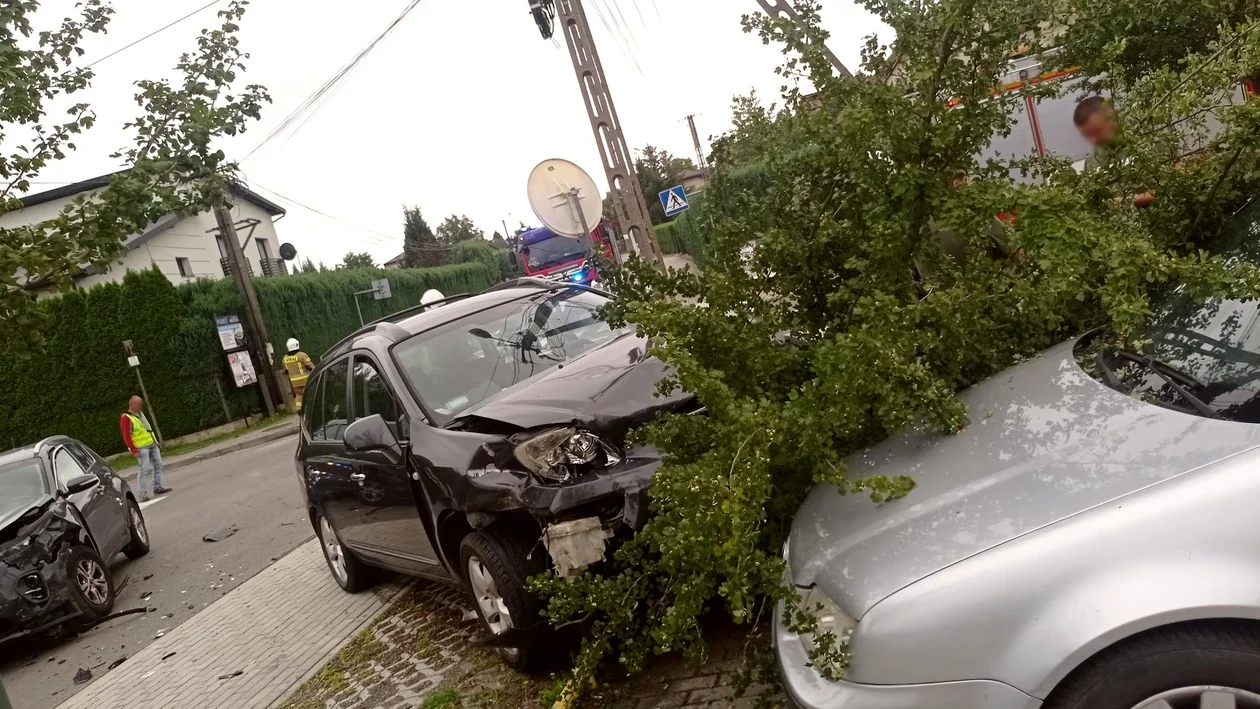 Wypadek dwóch samochodów w Zarębkach. Ranne 7-letnie dziecko [ZDJĘCIA] - Zdjęcie główne