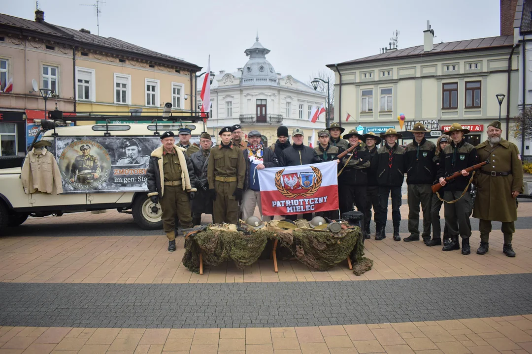 Mielczanie uczcili Święto Niepodległości na Rynku Starego Miasta [ZDJĘCIA] - Zdjęcie główne