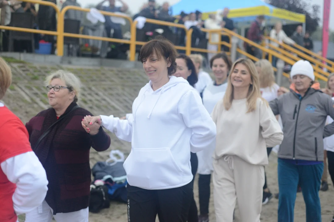 "Jezioro Aniołów" nad Jeziorem Tarnobrzeskim - zatańczyli poloneza na plaży