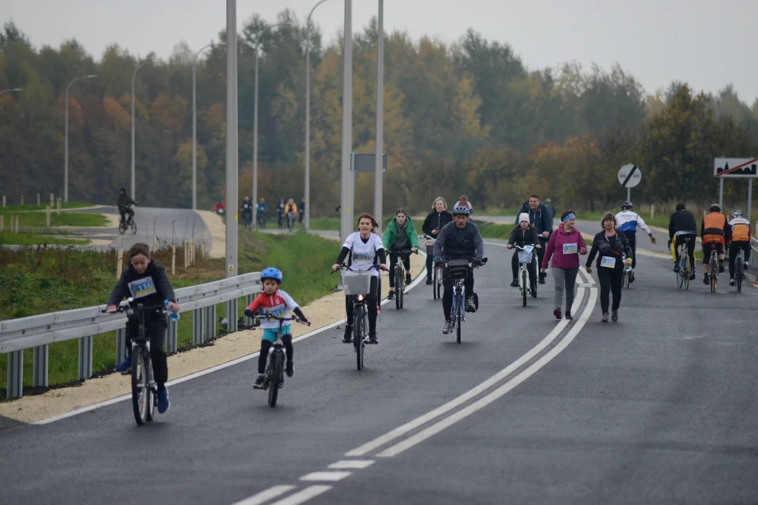 Obwodnica Tarnobrzega - budowa, biegacze i rowerzyści na trasie