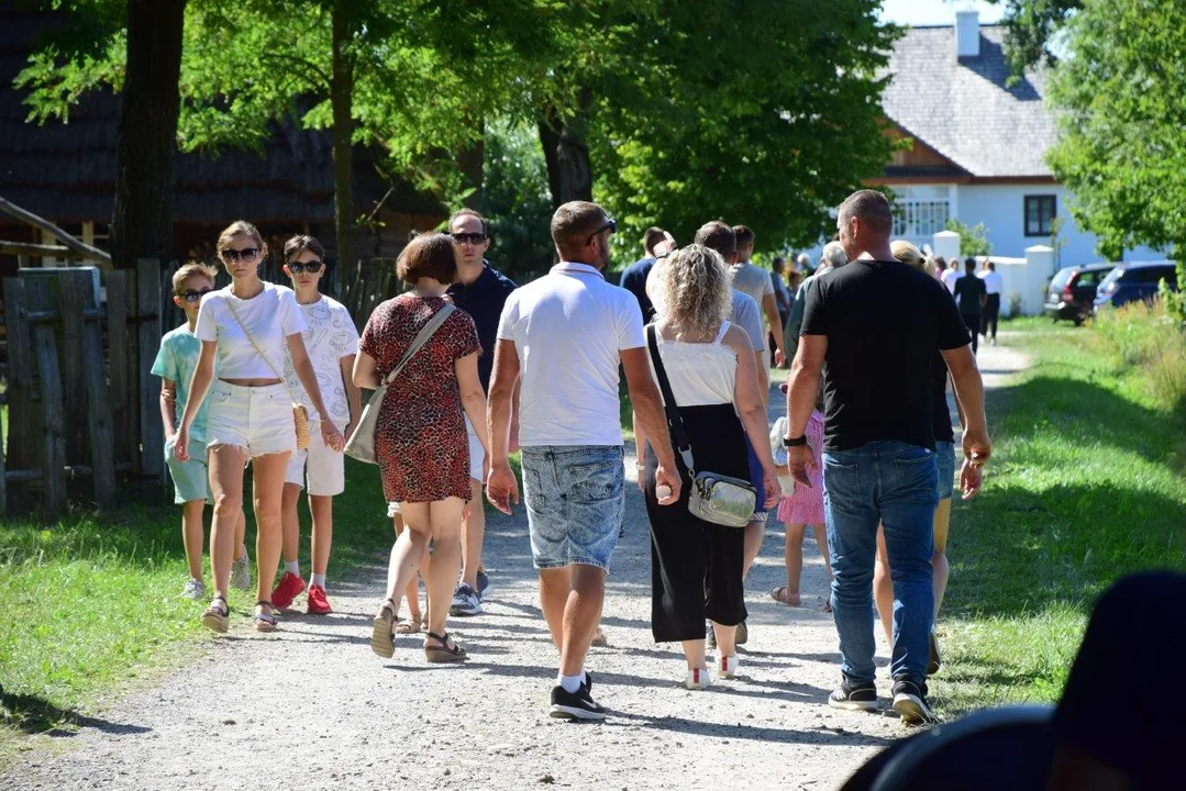 Tłumy na imprezie w skansenie w Kolbuszowej.