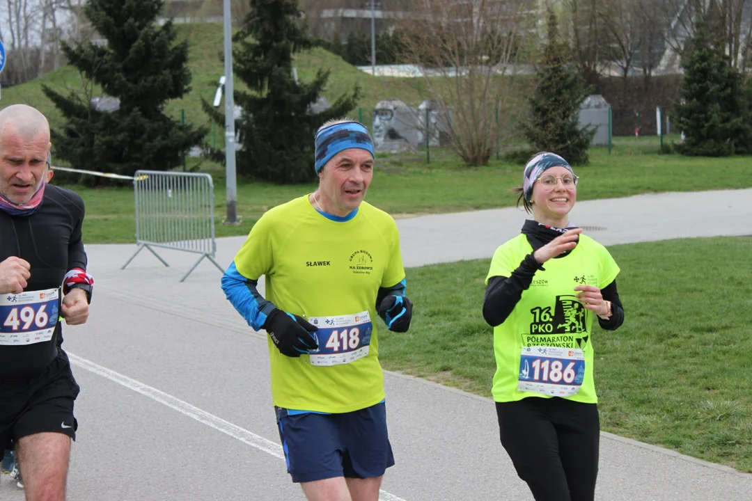 16. PKO Półmaraton Rzeszowski. Szczęśliwi biegacze na trasie oraz na meci