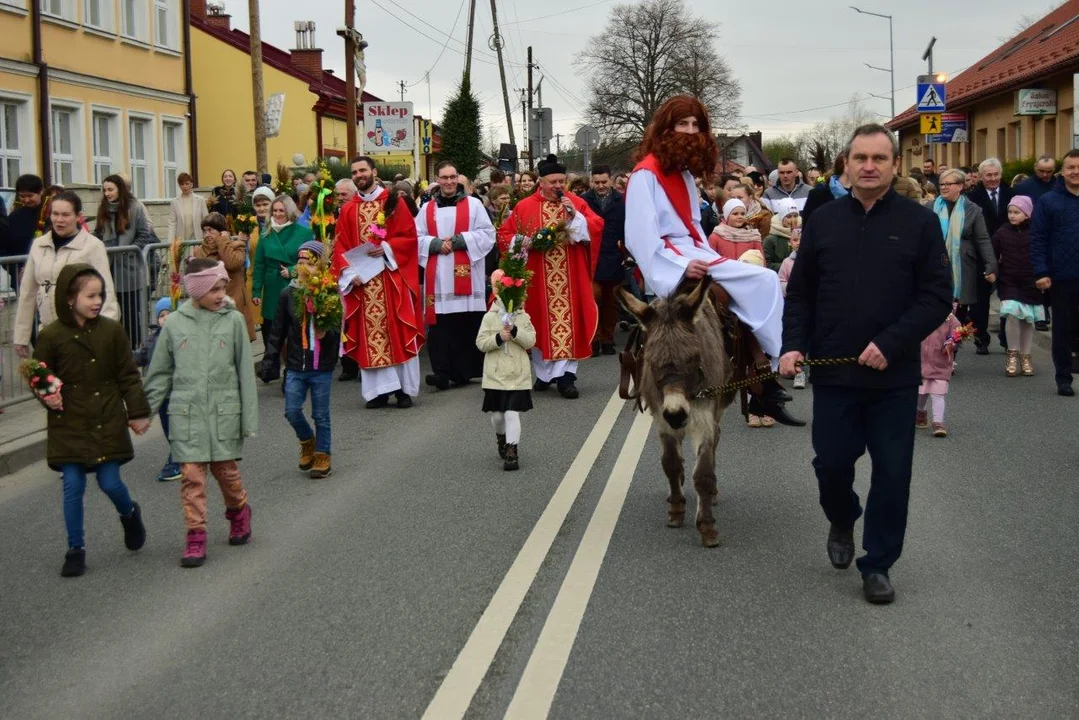 Wierni z parafii Raniżów wyszli na ulicę z palmami [ZDJĘCIA] - Zdjęcie główne