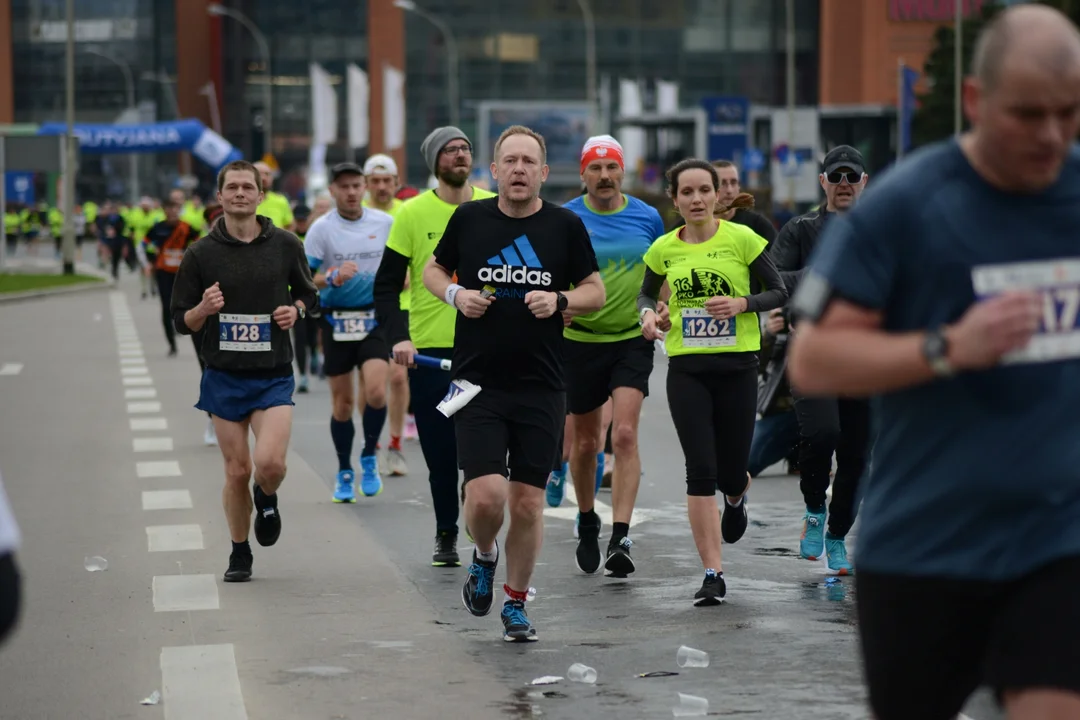 16. PKO Półmaraton Rzeszowski oraz 8. PKO Sztafeta Półmaratońska w Rzeszowie. Braliście udział, kibicowaliście? Odszukaj siebie lub swoich znajomych [DUŻO ZDJĘĆ] - Zdjęcie główne