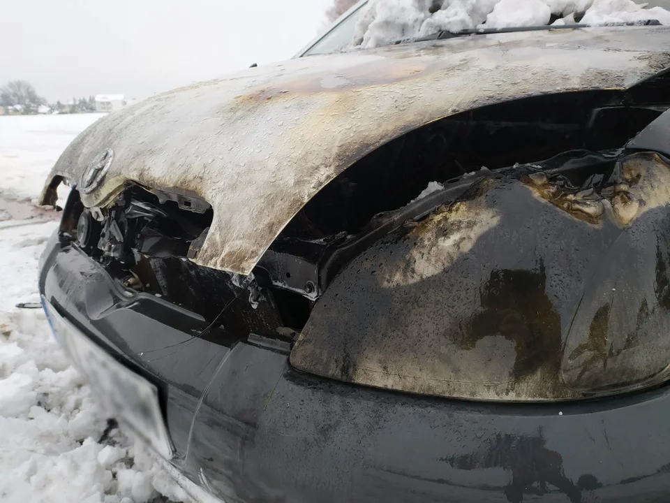 Pożar samochodu na parkingu przed kościołem w Kolbuszowej Górnej. - Gasiliśmy śniegiem - mówi właściciel auta [ZDJĘCIA] - Zdjęcie główne