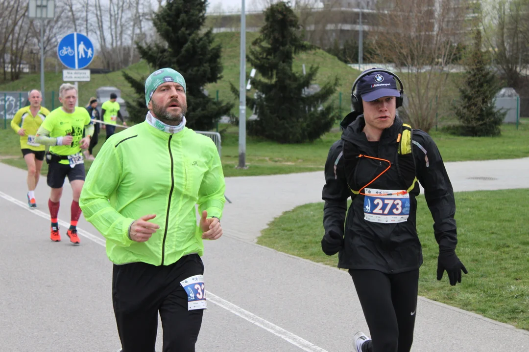 16. PKO Półmaraton Rzeszowski. Szczęśliwi biegacze na trasie oraz na meci