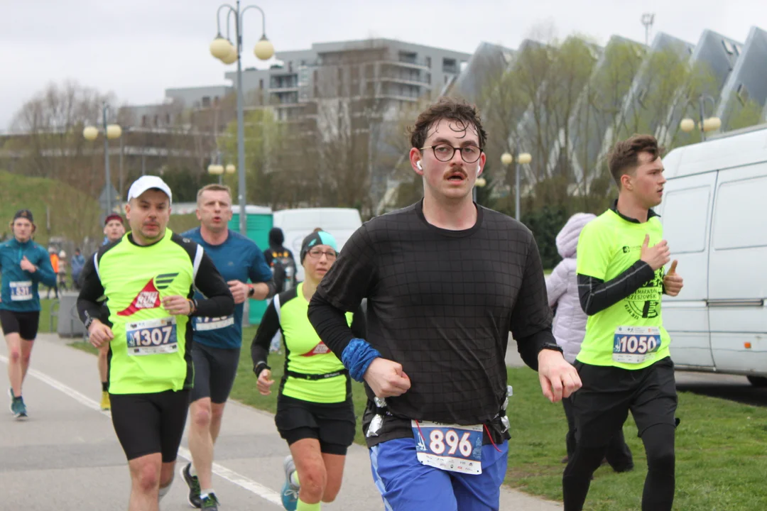 16. PKO Półmaraton Rzeszowski. Szczęśliwi biegacze na trasie oraz na meci