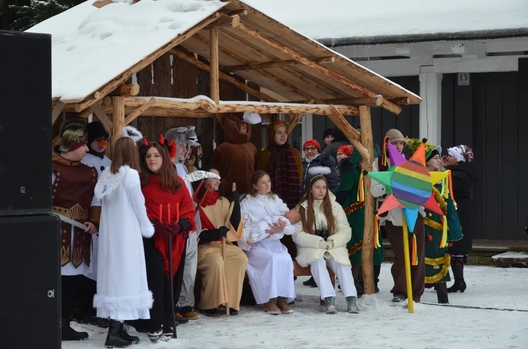 Świąteczny nastrój w otoczeniu starych chałup. W sanockim Skansenie odbył się Jarmark Bożonarodzeniowy [ZDJĘCIA,WIDEO] - Zdjęcie główne