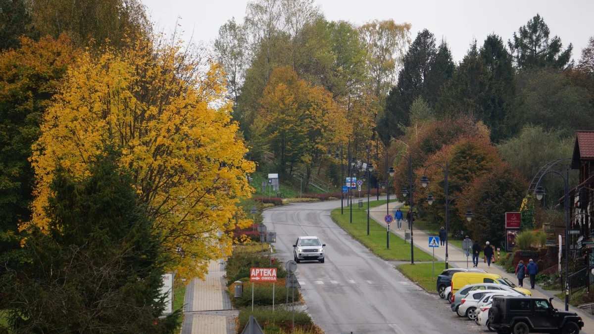 Jesienny dzień w Polańczyku. Sezon turystyczny nad Jeziorem Solińskim dobiega końca [ZDJĘCIA, WIDEO] - Zdjęcie główne