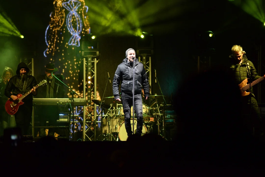 Finał akcji "Choinka Życzeń" w Tarnobrzegu i koncert zespołu Feel z Piotrem Kupichą. Na scenie show dał były koszykarz Paweł "Storo" Storożyński. Zobaczcie, kto bawił się na Placu Bartosza Głowackiego [ZDJĘCIA] - Zdjęcie główne
