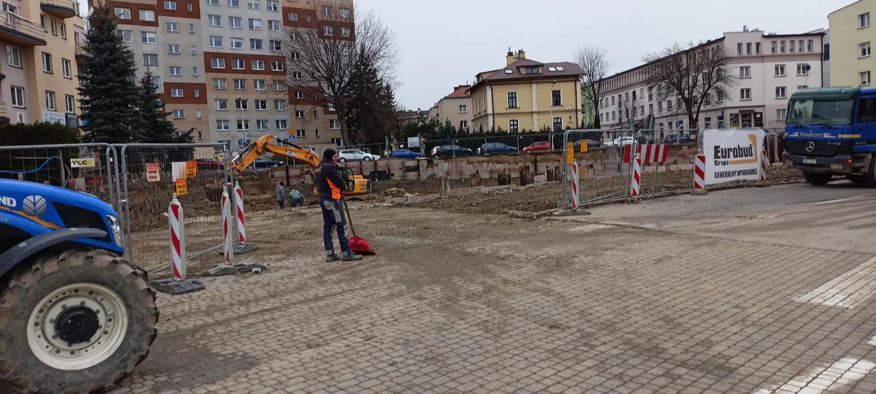 Wielka dziura przy hali Podpromie. Przejazd znów zablokowany dla mieszkańców