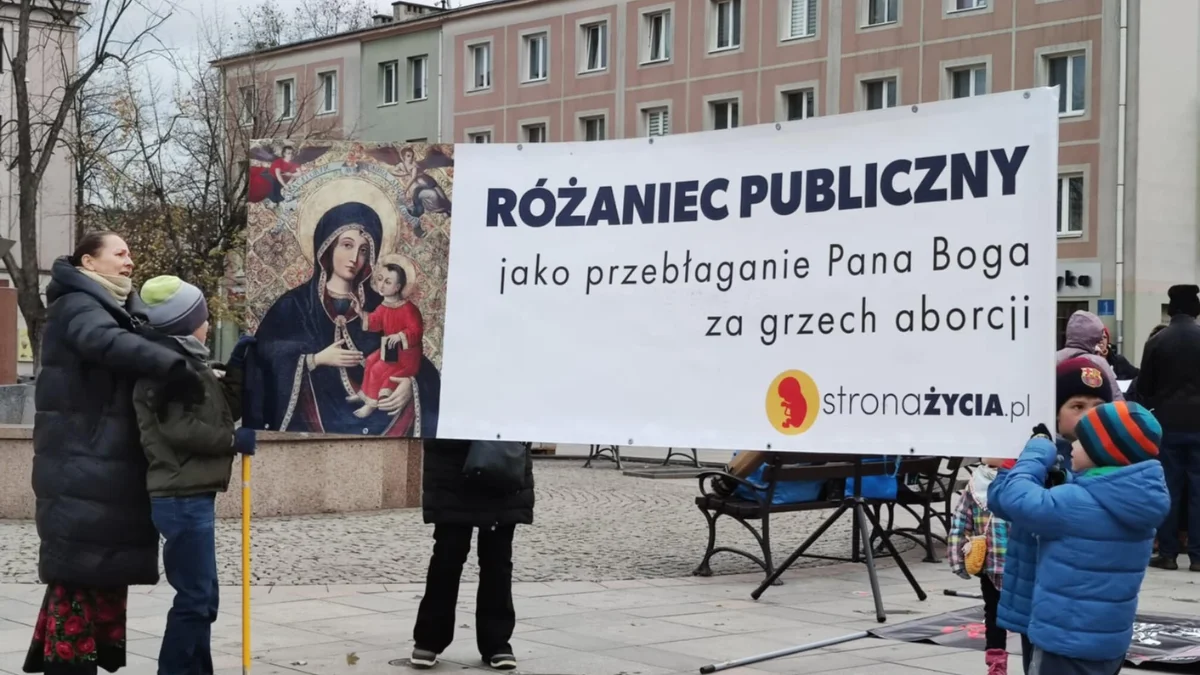 Publiczny różaniec w Mielcu. Modlitwa i kontrowersyjne plakaty - Zdjęcie główne