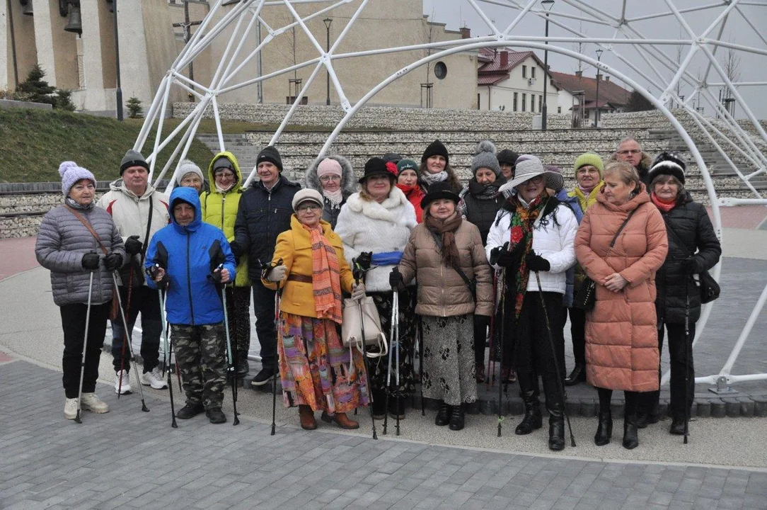 Z bulwarów nad Nilem na stadion. Marsz nordic walking przeszedł ulicami Kolbuszowej z okazji Dnia Kobiet [ZDJĘCIA] - Zdjęcie główne