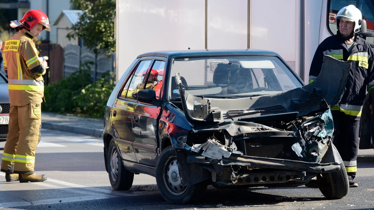 Wypadek w Cmolasie na drodze relacji Tarnobrzeg - Rzeszów. Służby pracują na miejscu [ZDJĘCIA] - Zdjęcie główne