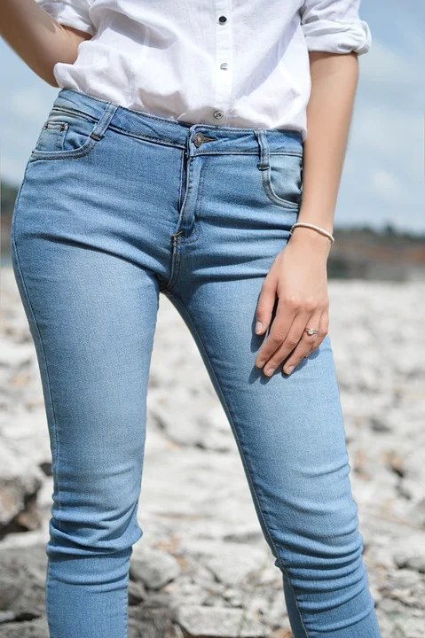 Jeans i kolekcje skórzane nadal dominują w trendach