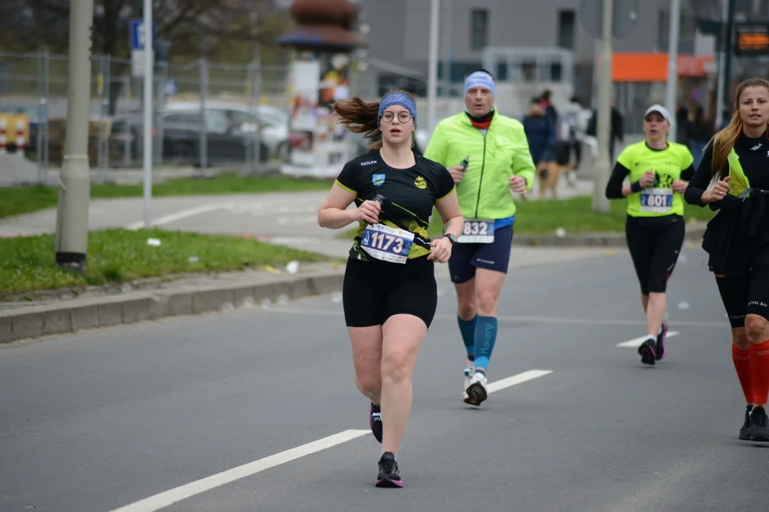 16. PKO Półmaraton Rzeszowski oraz 8. PKO Sztafeta Półmaratońska w Rzeszowie - dużo zdjęć z trasy i mety