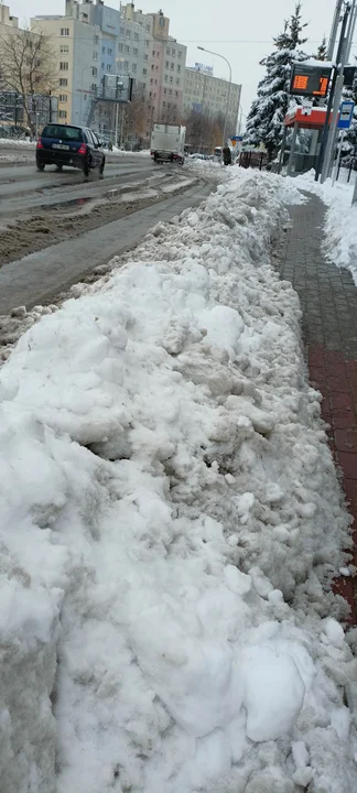 Problemy mieszkańców na przystankach. Ciężko dojść do autobusu przez zaspy ze śniegu