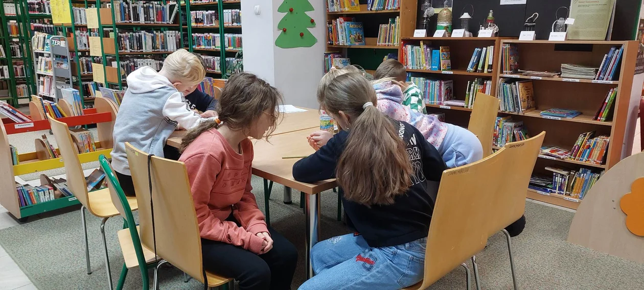 Gra terenowa "Poszukiwanie skarbów" dla dzieci w bibliotece publicznej w Mielcu [ZDJĘCIA, VIDEO] - Zdjęcie główne