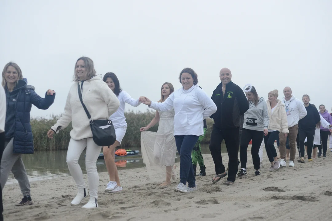 "Jezioro Aniołów" nad Jeziorem Tarnobrzeskim - zatańczyli poloneza na plaży