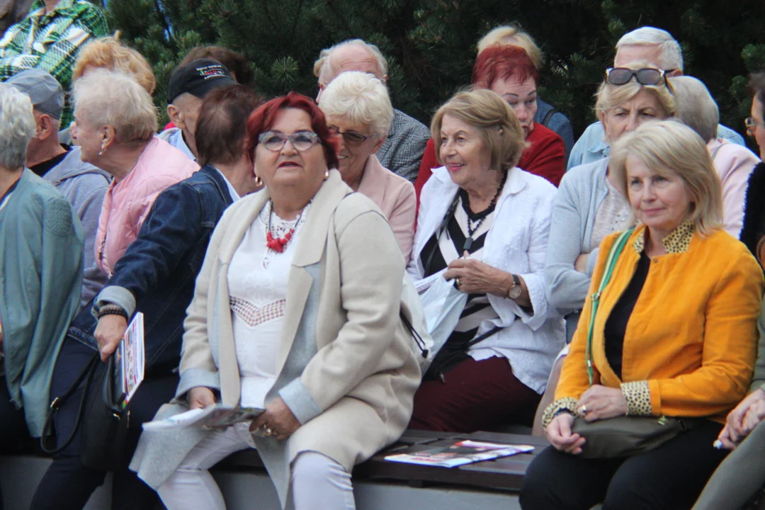 Korowód seniorów i potańcówka miejska w Parku Jedności Polonii z Macierzą