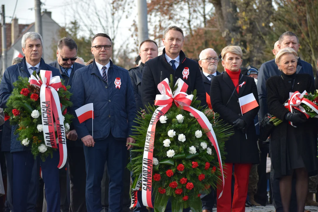 Składanie kwiatów pod pomnikiem Wolności Mielec