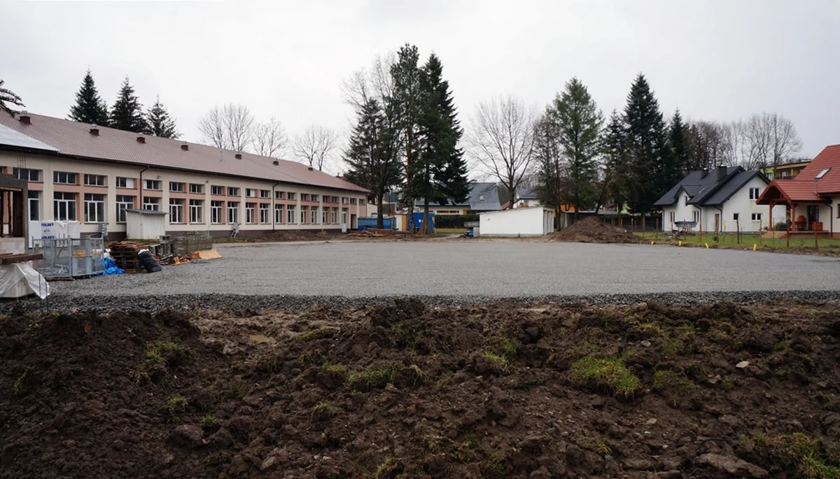 Przy Zespole Szkół Technicznych i Artystycznych w Lesku trwa budowa boiska. Powstanie też budynek sanitarno-szatniowy [ZDJĘCIA] - Zdjęcie główne