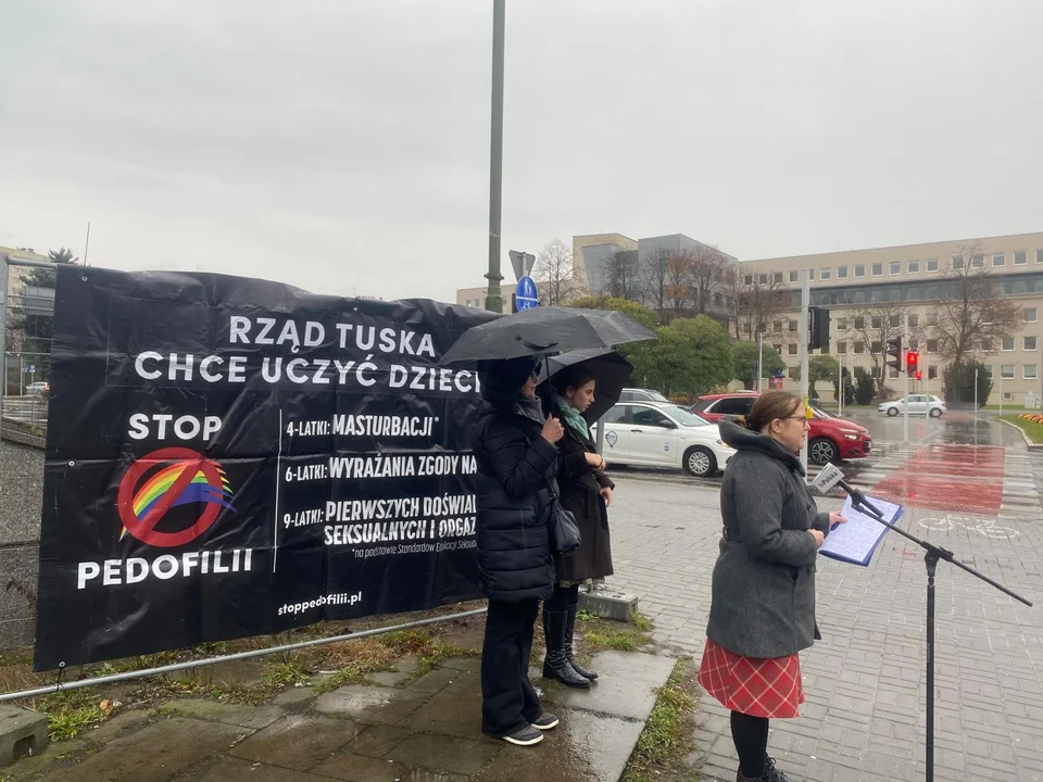 Demonstracja pod pomnikiem Czynu Rewolucyjnego. O co chodziło? [ZDJECIA]