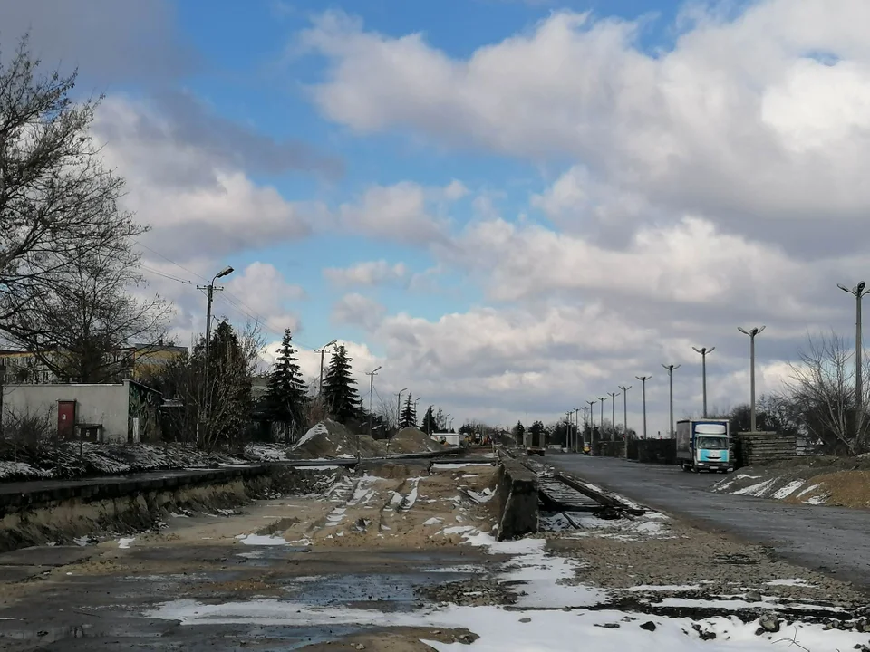 Modernizacja terenu wokół stacji kolejowej. Budowa dróg, chodników, parkingów. Demontaż rampy rozładunkowej.