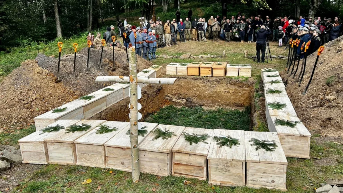 Bieszczady. Szczątki ponad 500 żołnierzy pochowano na cmentarzu wojennym na Manyłowej [ZDJĘCIA] - Zdjęcie główne