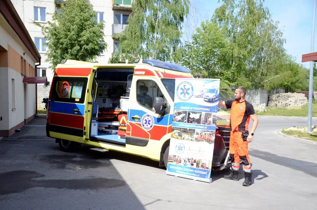 Nowa karetka w rękach ratowników medycznych w Kolbuszowej