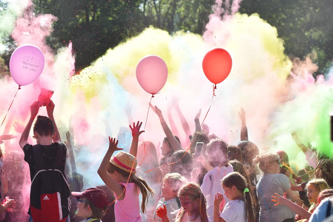 Holi Święto Kolorów, czyli wielobarwny Dzień Dziecka na Rzeszowskich Bulwarach [ZDJĘCIA] - Zdjęcie główne