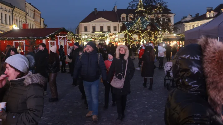 Świąteczne Miasteczko w Rzeszowie w sobotni wieczór [ZDJĘCIA, WIDEO]