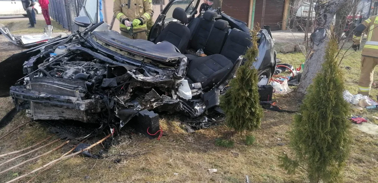Poważny wypadek w Czaszynie. Kierowca w stanie ciężkim przetransportowany do szpitala przez załogę LPR [ZDJĘCIA] - Zdjęcie główne