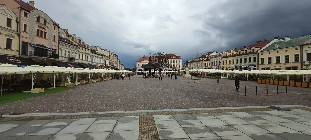 Sezon ogródkowy na Rynku rozpoczęty! Średnio dopisała pogoda. Tak prezentują się tegoroczne ogródki piwne [ZDJĘCIA]