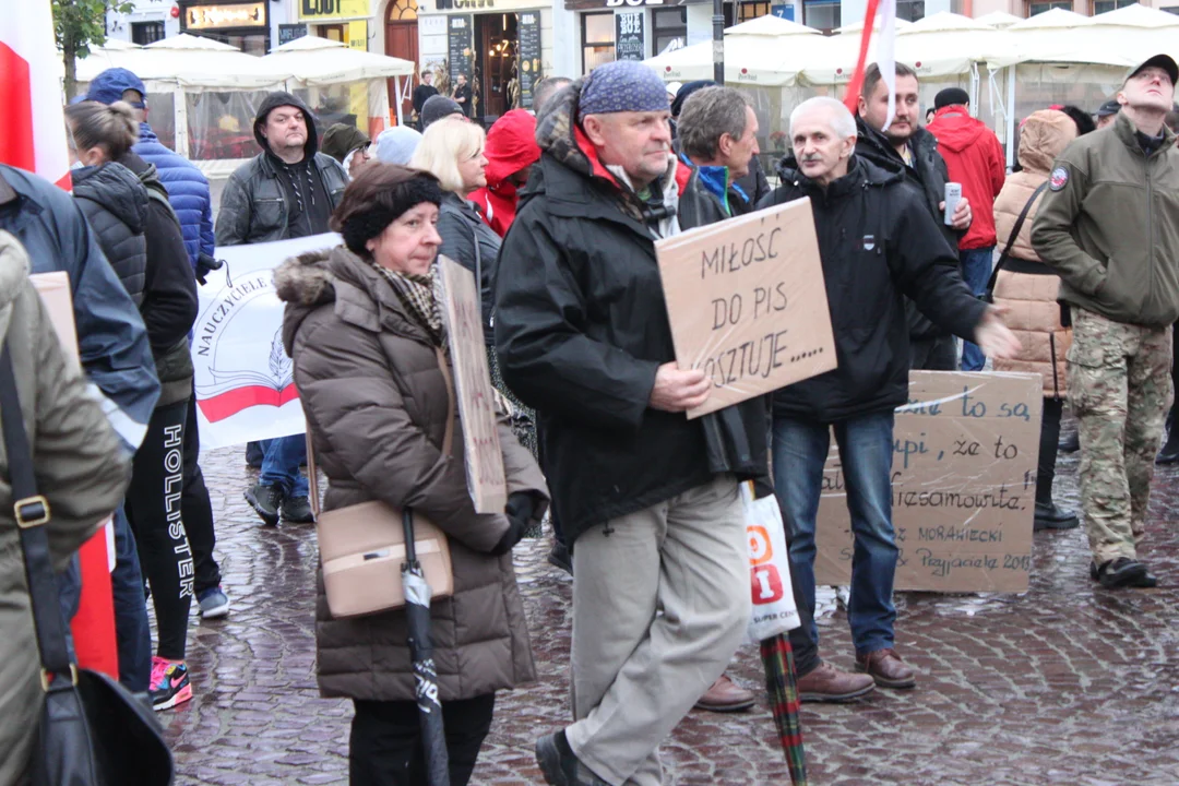 W Rzeszowie zaprotestowali przeciwko inflacji i drożyźnie. Pogoda nie pokrzyżowała planów [ZDJĘCIA] - Zdjęcie główne