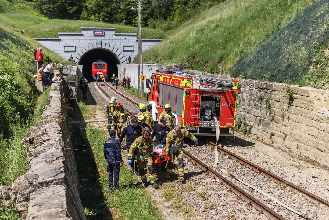 Ewakuacja pasażerów i gaszenie pożaru pociągu w tunelu kolejowym. Taki był scenariusz ćwiczeń służb na terenie gminy Komańcza [ZDJĘCIA] - Zdjęcie główne