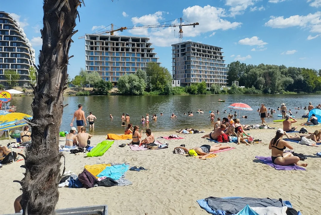 Tłumy na kąpielisku miejskim Żwirownia w Rzeszowie. Jak dbać o bezpieczeństwo nad wodą? [ZDJĘCIA] - Zdjęcie główne