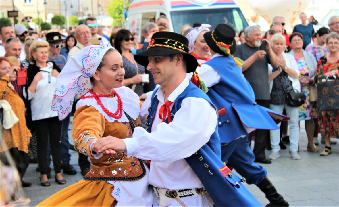 Zespół Pieśni i Tańca Hyżniacy zatańczył na ulicy 3 maja. Wspaniały pokaz tańców ludowych [ZDJĘCIA] - Zdjęcie główne