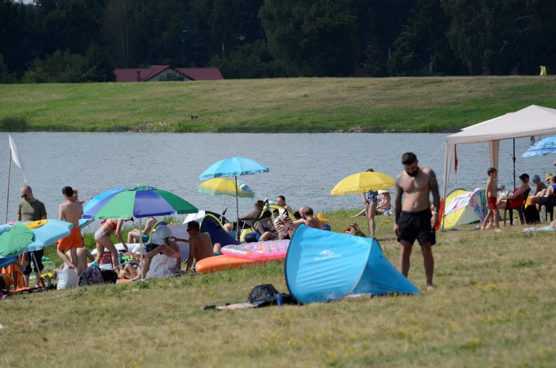 Tłumy nad zalewem w Wilczej Woli