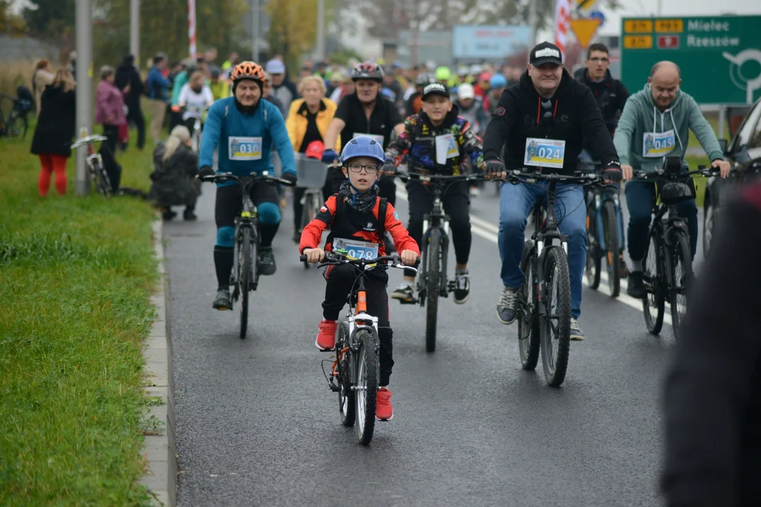 Bieg Obwodnicą Tarnobrzega - Strabag. Mnóstwo rowerzystów oraz biegaczy na starcie [ZDJĘCIA - CZĘŚĆ 1] - Zdjęcie główne