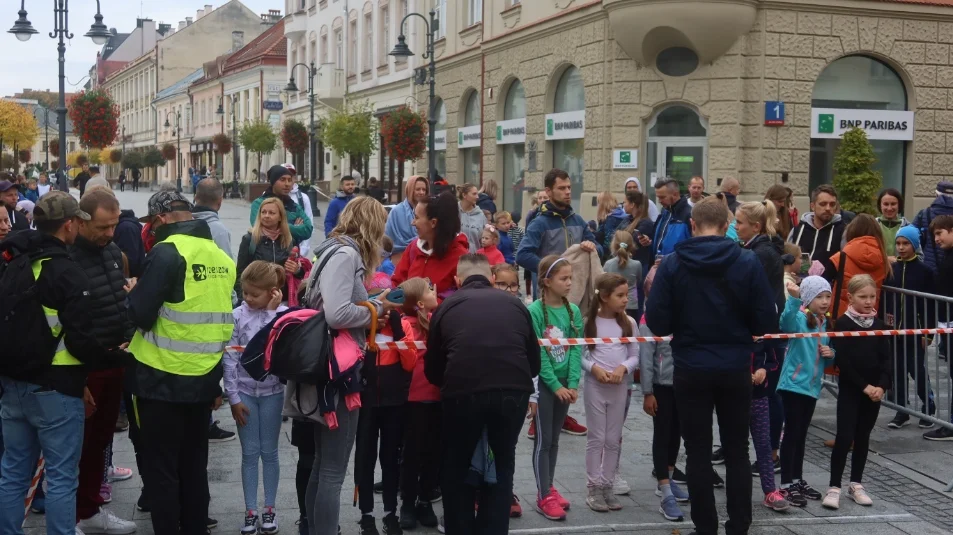 Biegi młodzieżowe 2022 w Rzeszowie. Mnóstwo uczestników [ZDJĘCIA, WIDEO]