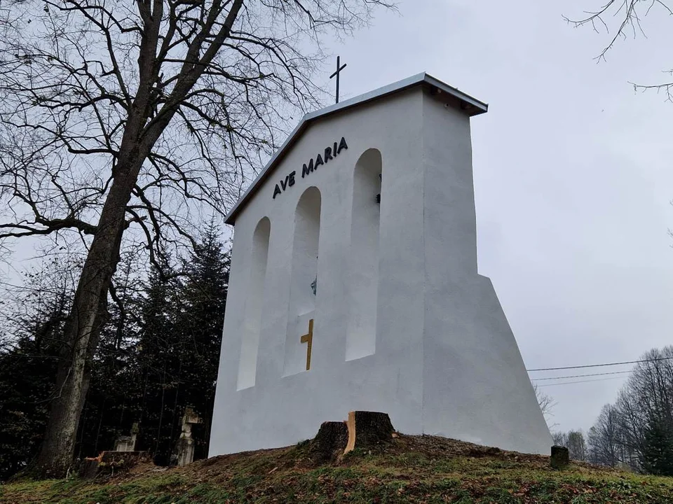 Odnowiona dzwonnica w Polanie