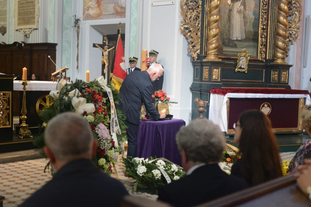 Ostatnia droga założycielki i długoletniej prezes Uniwersytetu Trzeciego Wieku w Tarnobrzegu - Krystyny Frąszczak